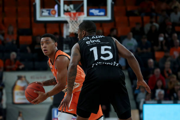 又能在场下 又能在场下